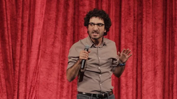 Ένα απ’ τα καλύτερα ελληνικά stand up σόλο έρχεται στην οθόνη σου